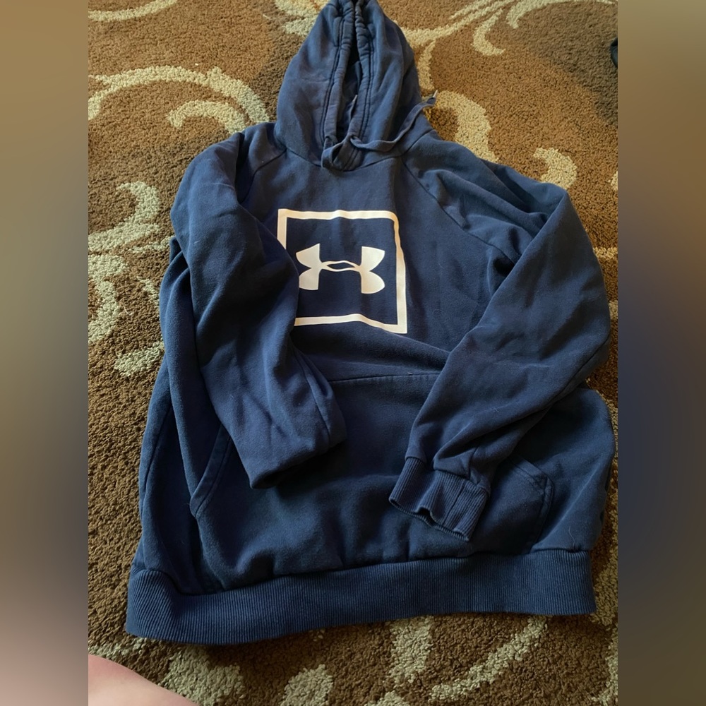 Men’s Under Armour sweatshirt